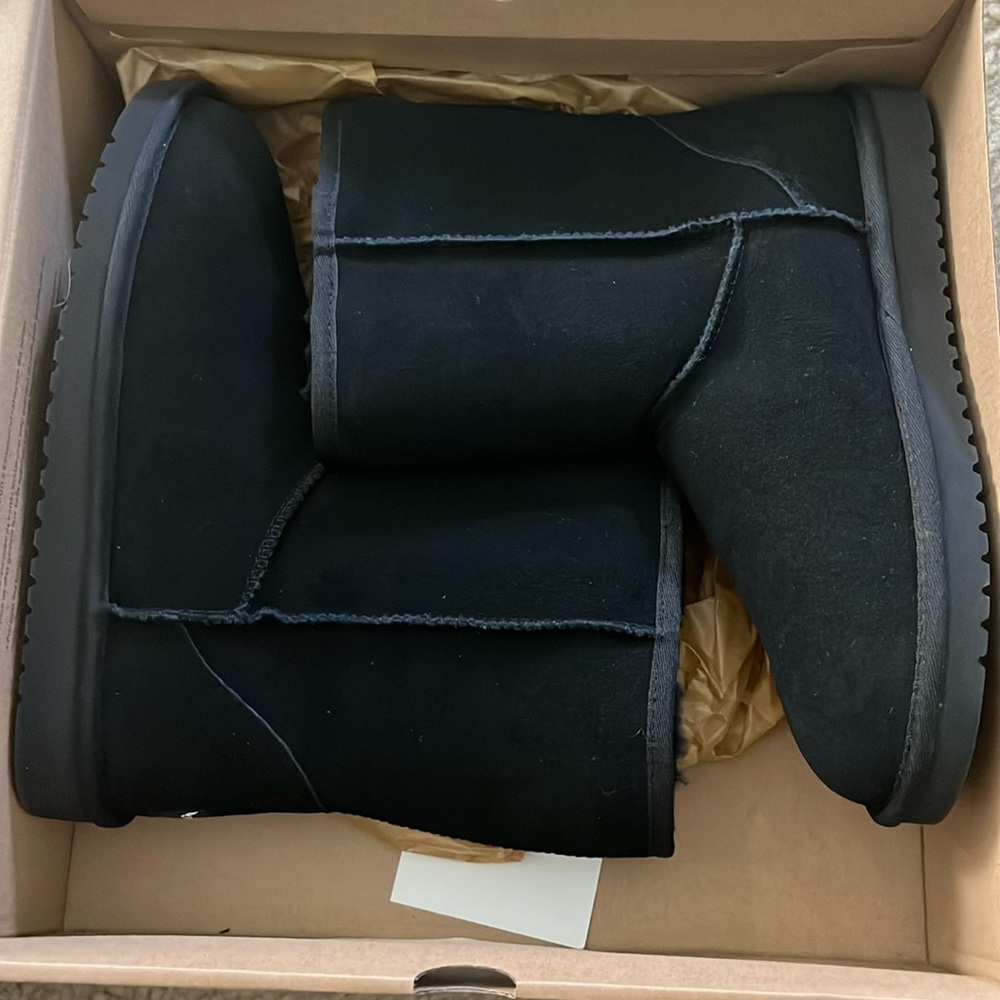 Brand new size 9 Koolaburra short Ugg boots